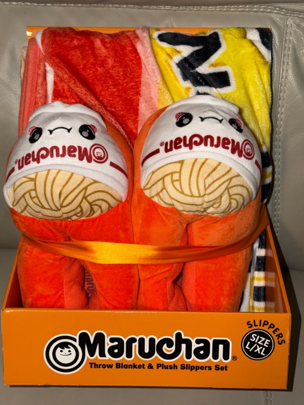 Maruchan Plush Slippers & Throw Blanket Set - Men's L/XL